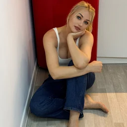 The cute little rabbit has big breasts, a cock, and white and tender skin. She fucks her little pussy wildly, and her breasts shake accordingly, and she makes a painful moaning expression on her face!