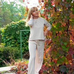 The big breasts and fat butt are a bit coquettish, and she raises her buttocks in a close-up and twerks