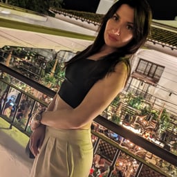 Latina MILF fucks her huge dildo