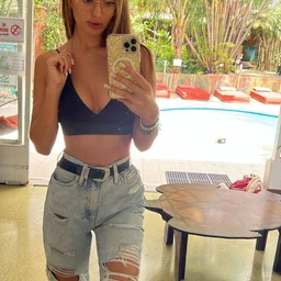 At the age of 23, she can only work as a child-like swimsuit model. She is even more shy than being naked. ひなたなつ CAWD763