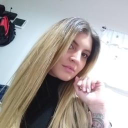 Yang Mi coquettishly takes sexy nude photos