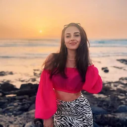 A girl with big breasts and fat butt, it’s so sexy to lick her big MM by herself~