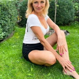 Showing your face is the way to go Austria sex trip_The goddess of contrast...