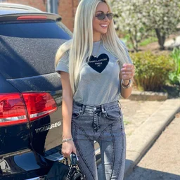 Graphic model seduces HR to have sex on the spot during interview