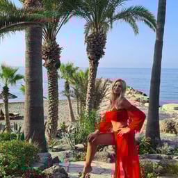 The slut attacks and teases the big cock wantonly