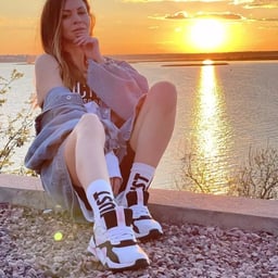 The busty big J● was playing with her clitoris while saying 