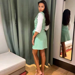 Two sexy cousins ​​insist on letting their younger brother choose whose body is hotter