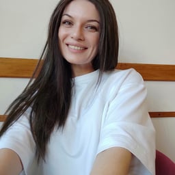 The sexy girl has a great camera sense, and she even directed me to turn around and take pictures.