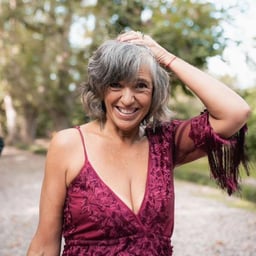 Li Ge Tanhua is a beautiful girl with a very good figure and a pair of long legs.