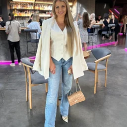 Pure white skin that is definitely worth preserving, shot with 4K equipment, full of erotic masturbation-assisted images! Uno, who has beautiful face and beautiful breasts, Uno SONE501