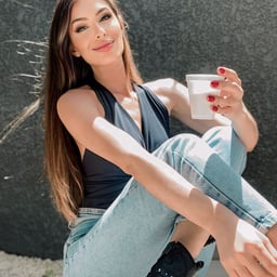 The long-haired beauty is good at playing the flute and her tongue skills are amazing. She has a slim waist and raised buttocks and is fucked from behind.