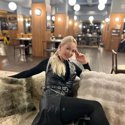 #小哥 小熟女 with beautiful legs