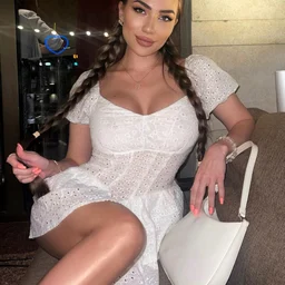 The mask anchor with a great figure exposes her breasts and dances seductively~