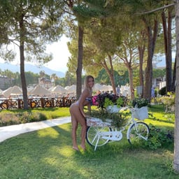 Looking at myself in the camera, I couldn’t help but ejaculate (transvestite)