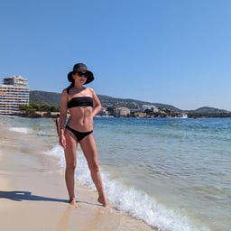 The beauty was deliberately taken to a KTV private room by two friends to challenge her and take turns fucking her.