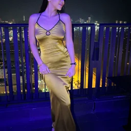 The hot girl on live broadcast twisted her waist and swayed in front of the chair and said I didn't deserve it