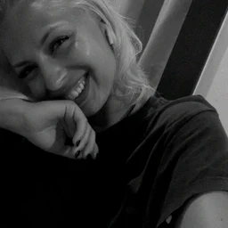 Even though she has a naive young face, her pubic hair that grows all the way to her anus is a huge gap.