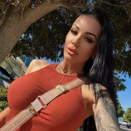 Netizen’s latest video shows a young woman in black stockings, drugged and addicted to drugs, wearing a condom and having sex with her in a selfie