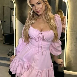 The beauty was deliberately taken to a KTV private room by two friends to challenge her and take turns to have sex.