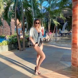 Ts shemale girl makes an appointment with two young girls to have sex, give blowjobs, fuck hard on the bed and ride on top, it's wonderful! .