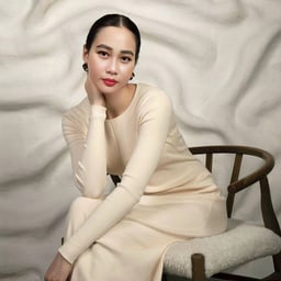 The most adorable girl showed her face and decisively took off her clothes and let her wolf friends control her for money.