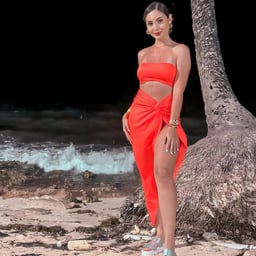 Female anchor with very nice figure dances naked 01