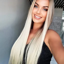 Watching the surroundings from time to time, secretly having sex!