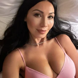 The female anchor hooked up with a shy little girl in Shenzhen and fucked her in the bathroom.