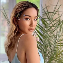 A hot-tempered and fast-drying blond Internet celebrity beauty, flirting with 69 position, licking her pussy, holding her big butt and banging it, but she couldn't cum and wanted to go without a condom, but the girl couldn't do it and didn't cum.