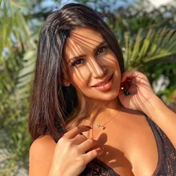 Teacher MIMI Cang was holding a mobile phone in his hand while interacting with fans.