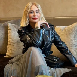 The plump young woman kept exposing herself and masturbating! Yes