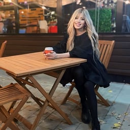 Picking up an app for passing people - Get a beautiful amateur woman using your smartphone's communication function