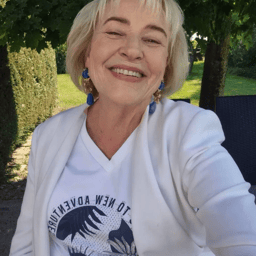 The e-sports girl had sex with her little brother in a room, moaning from her crotch and giving a blowjob with a big cock. Her expression was so coquettish, and she let the little brother fuck her from the bed to the bathroom.