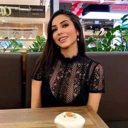 Don't miss this pretty girl's masturbation show with a vibrator on the bed early in the morning.