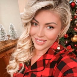 A fierce battle at home on a big leather bed with a college dance girl in tight jeans makes her moan and stimulate!