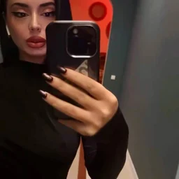 A cute girl with good looks and short hair masturbates in a show. She touches her breasts while peeing in the bathroom and moaning with props on the toilet. It's very tempting. Don't miss it if you like it.