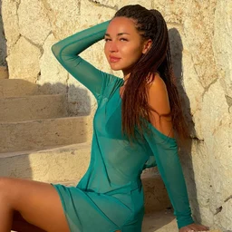 A night that crosses the line. A reverse NTR that was seduced after meeting a classmate who had broken up with her at a class reunion. Falling off the team on the way, having sex in the hotel until morning...