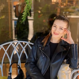 Internet celebrity beauty was forced into her from behind by a village bully on the roadside