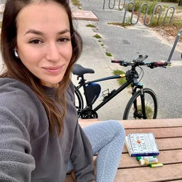 The girl’s trampling and training! Hot wax dripping all over your plump breasts and beautiful legs! I whipped my ass with a bamboo stick and screamed again and again