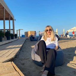 A beautiful woman rarely shows her face in a live broadcast of a squealing little wild cat with young pink teeth masturbating in a dormitory