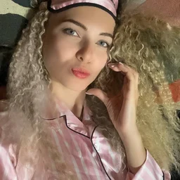 Secretly photographed 170-year-old long-haired model outside the club