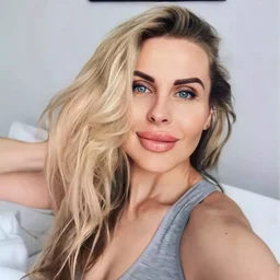 Play a game with a sexy shemale