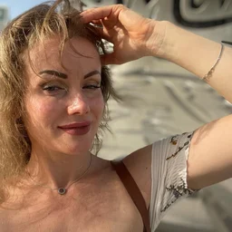 Vivid and realistic sexual love with a beautiful active female college student who arouses the desire for protection...