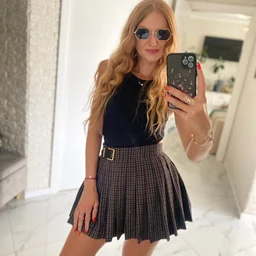 The lonely father-in-law discovered that his promiscuous daughter-in-law was eating secretly outside! So she was forced by her father-in-law to become a sex slave to vent her desires!