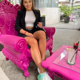 MEYD866 A busty wife who seduces a man who is under restraint and has a sexual desire. No matter how many times he cums, it never ends... Extreme sweaty sex in the middle of summer