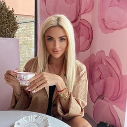 The live streamer bought a new uniform and flirted with the male netizen, and was fucked until he screamed lewdly.