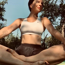 We solemnly recommend Wenxuan Tanhua, a supermodel with long legs and good looks, for her passionate show