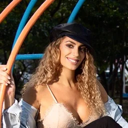 I share a little bitch with black stockings with two friends, and when I get excited, I even get a train lunch~