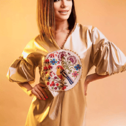 The mysterious girl in class who wears glasses has a beautiful face.